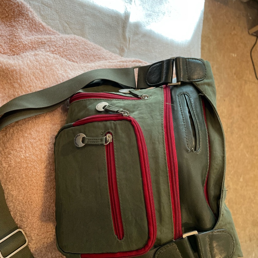 Cute crossbody with plenty of pockets